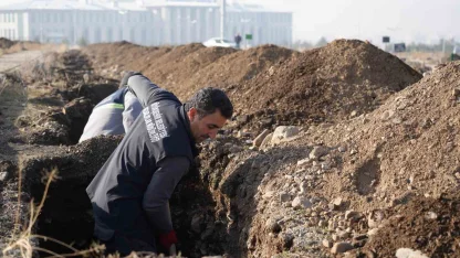 Erzurum’da kış öncesi mezar hazırlığı