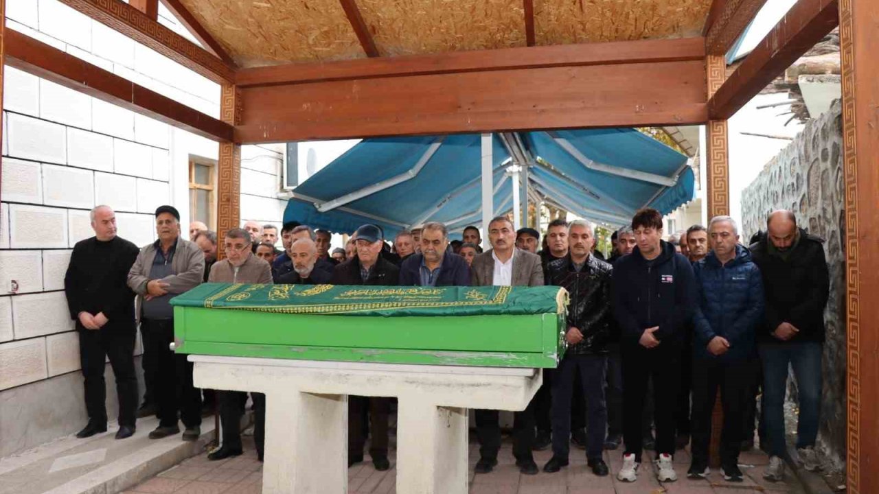 Eski belediye başkanı dualarla uğurlandı