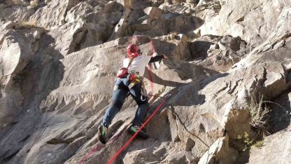Gençlerden zorlu tırmanış eğitimi