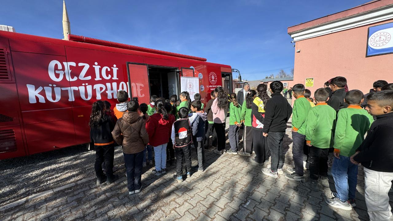 Gezici kütüphane otobüsü köyleri dolaşıyor