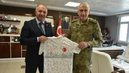 Müdür Çakmur, Akyıldız Paşa’ya forma hediye etti