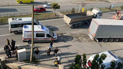 Iğdır’da polis minibüsü kamyona çarptı