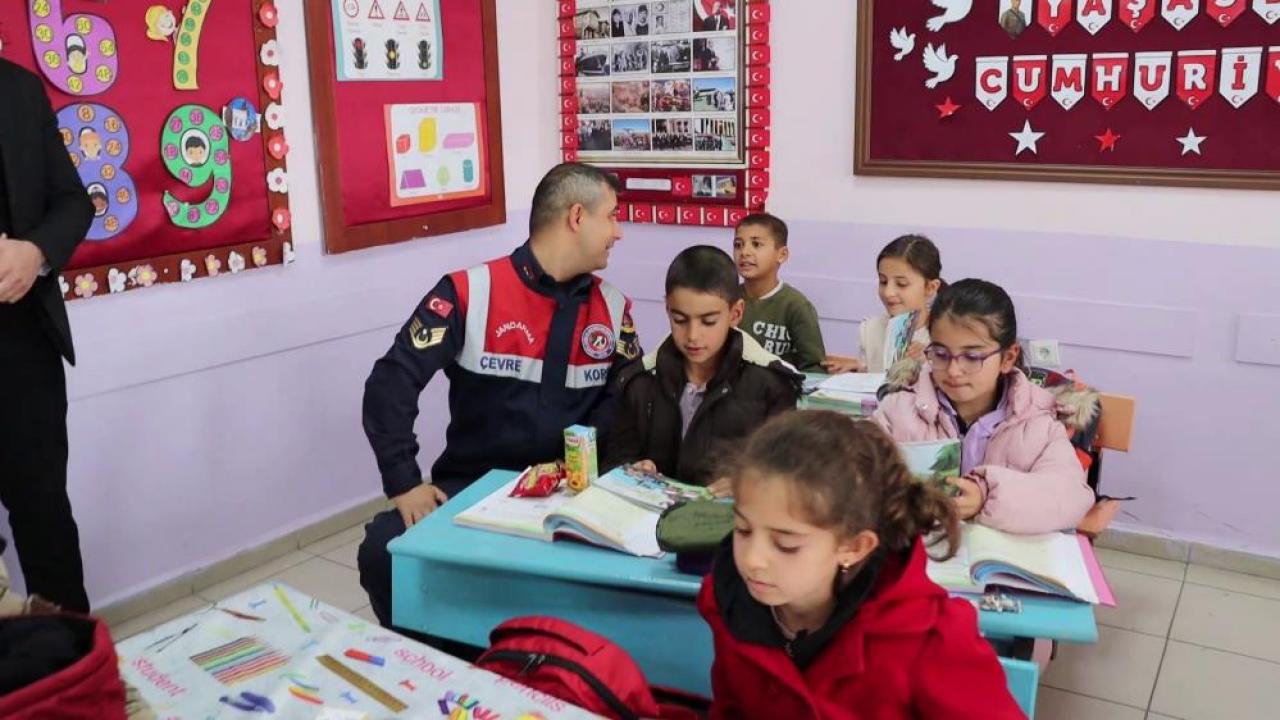 Jandarmadan çocuklara destek