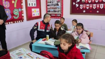 Jandarmadan çocuklara destek