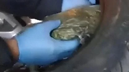 Kamyonetin lastiğinde esrar ele geçirildi