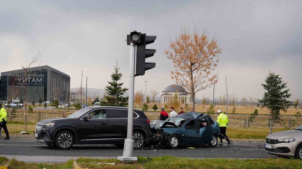 Kamyonun freni boşaldı, zincirleme kaza yaşandı: 2 yaralı