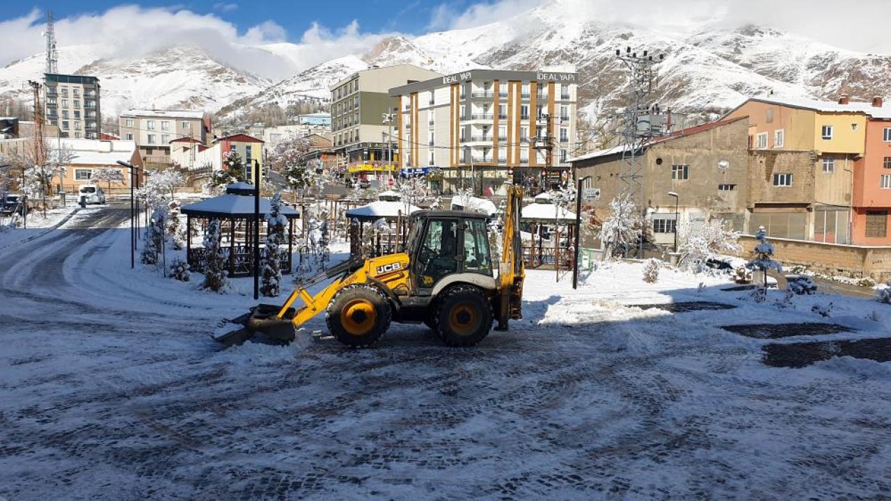 Kar yağışı Başkale&#039;yi beyaza bürüdü