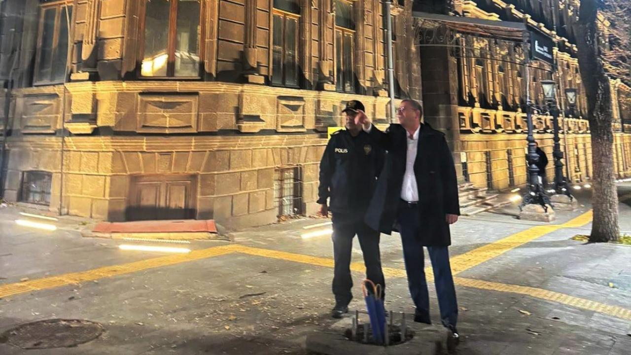 Kars Defterdarlık binası önündeki MOBESE direği kaldırılıyor