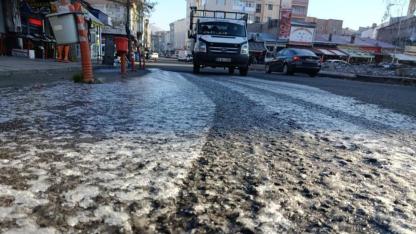 Kars'ta araç camları ile yollar  buz tuttu
