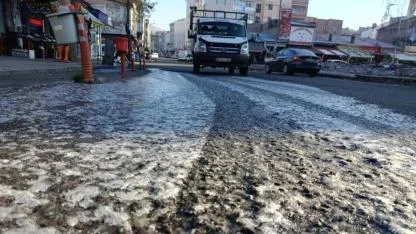 Kars'ta araç camları ile yollar  buz tuttu
