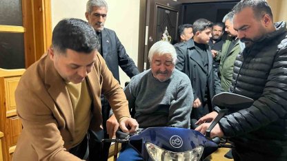 Kars MHP’den engelli vatandaşa akülü araç desteği