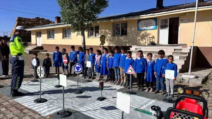 Kars’a jandarmadan öğrencilere yönelik trafik eğitimi