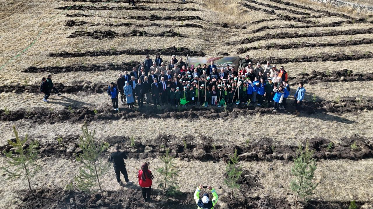 Kars’ın ilçelerinde okul bahçeleri fidanlarla süslendi