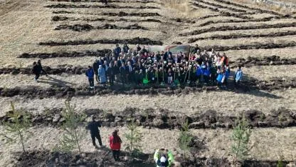 Kars’ın ilçelerinde okul bahçeleri fidanlarla süslendi