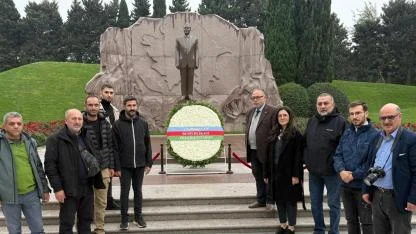 Karslı gazeteciler Haydar Aliyev'in mezarını ziyaret etti