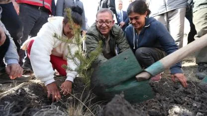 Kars'ta 8 bölgede toplam 5 bin 500 fidan toprakla buluşturuldu