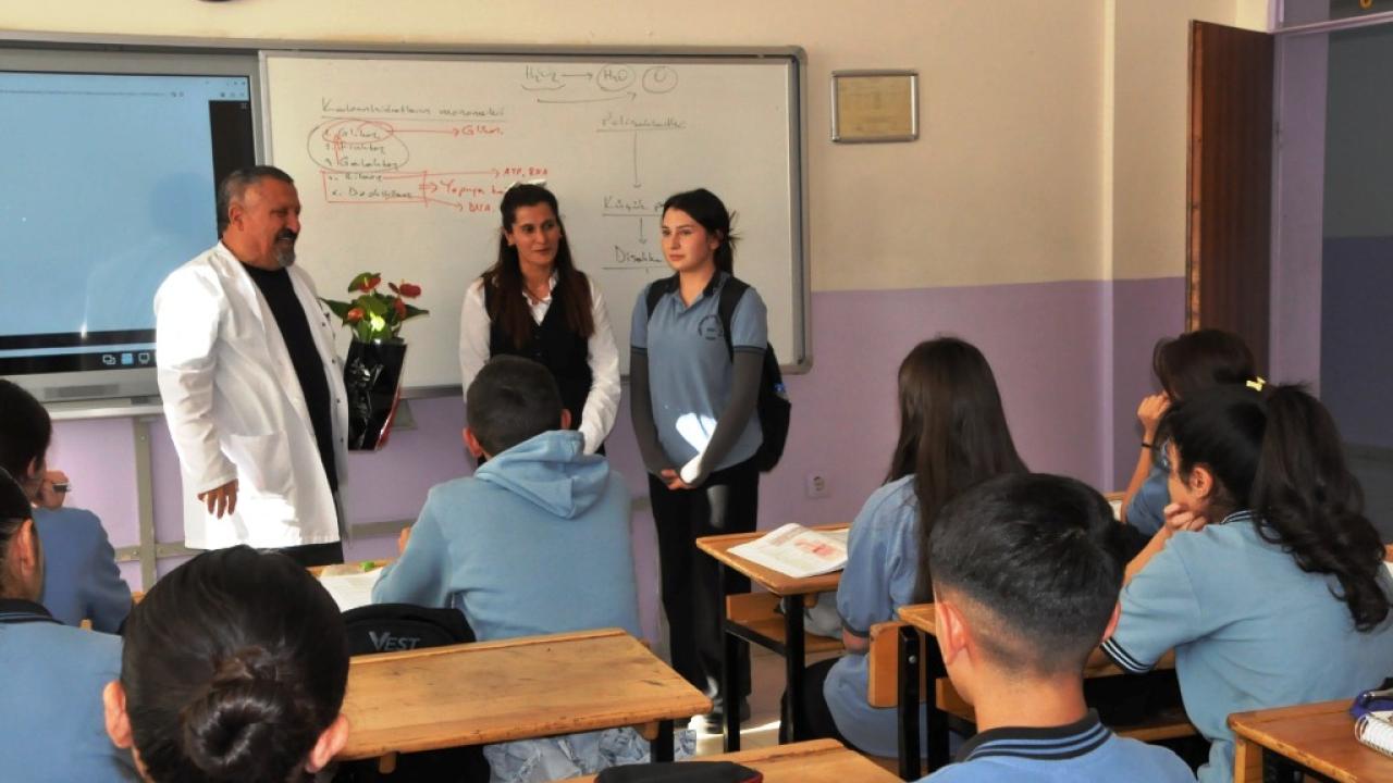 Kars’ta anne ve kız 20 yıl sonra aynı sırayı paylaştı