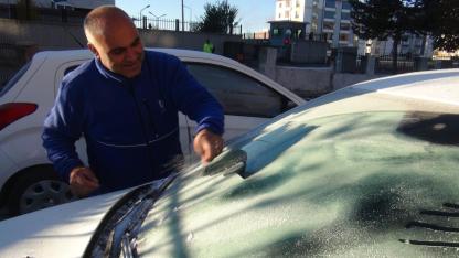 Kars'ta araç camları buz tuttu