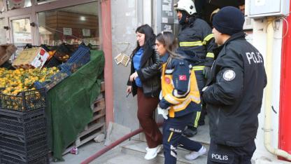 Kars'ta binada çıkan yangında 3 kişi dumandan etkilendi