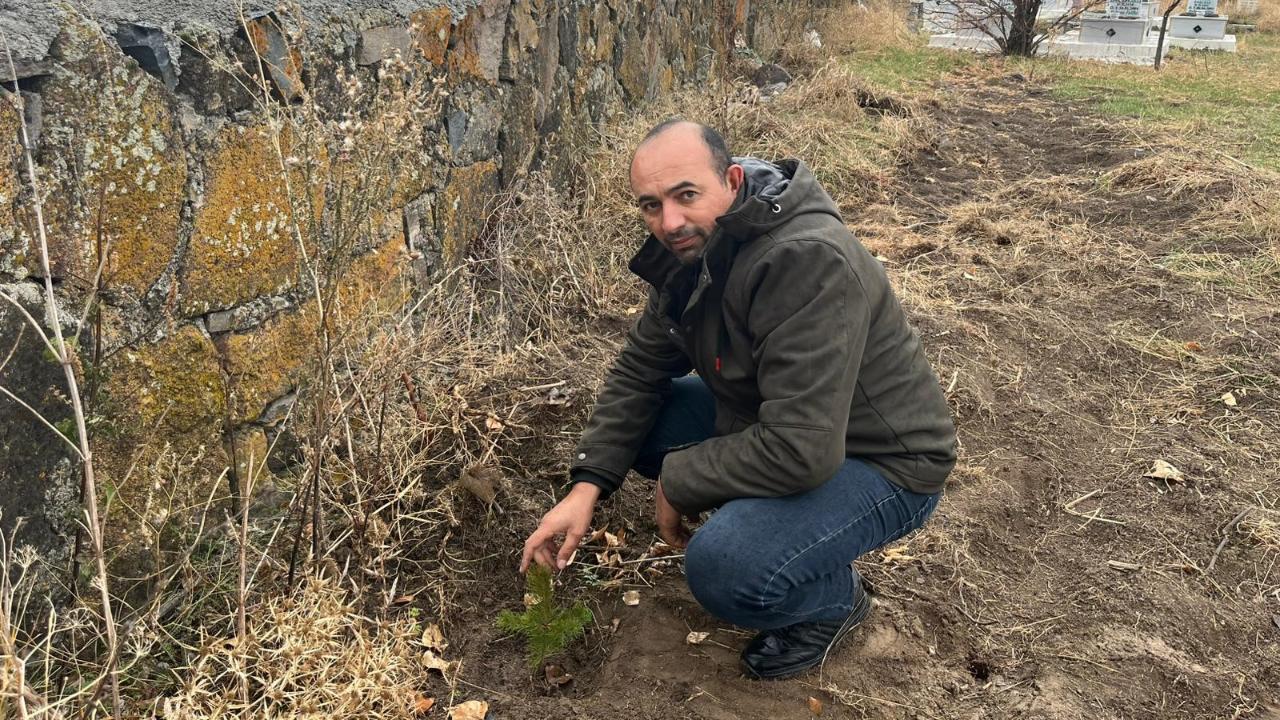 Kars’ta muhtardan örnek davranış: Kayaköprü köyünde fidanlar toprakla buluştu