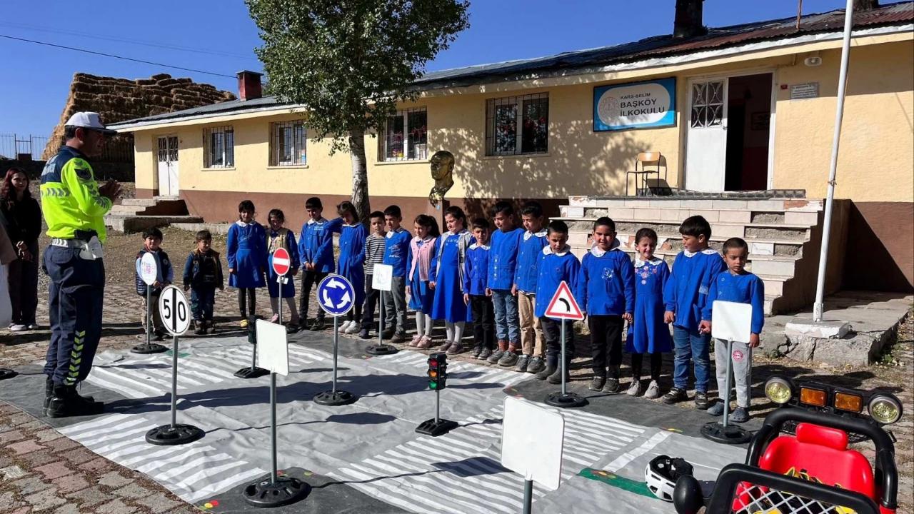 Kars’ta öğrencilere yönelik trafik eğitimi verildi
