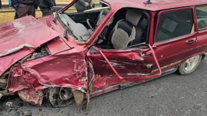 Kavşakta iki otomobil çarpıştı: 2’si ağır 4 yaralı