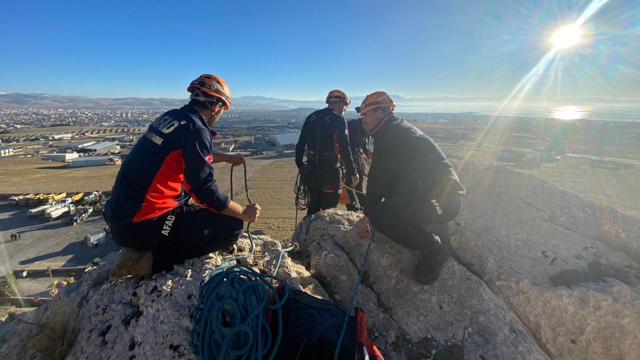 Kayalıklarda mahsur kalan şahsı AFAD kurtardı
