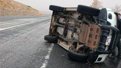 Kaygan yolda kontrolden çıkan kamyonet devrildi