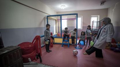 Kırsaldaki öğretmen, kömürlüğü oyun atölyesine çevirdi