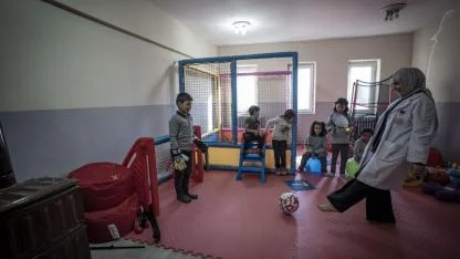 Kırsaldaki öğretmen, kömürlüğü oyun atölyesine çevirdi