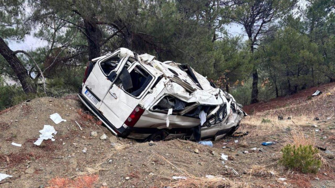 Kontrolden çıkan minibüs şarampole devrildi