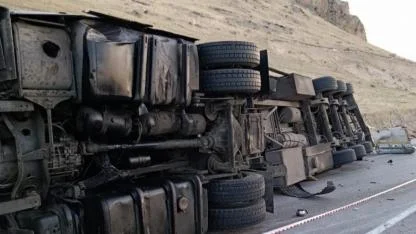 Kontrolden çıkan tır devrildi