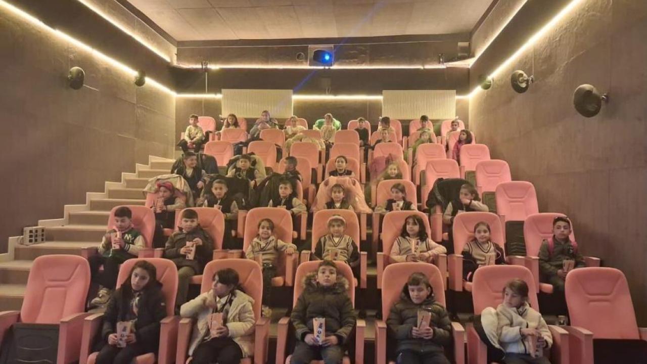 Köy okullarında ki öğrenciler sinema ile tanıştı