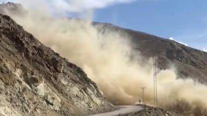 Köy yolundaki tehlikeli kayalar kontrollü patlatmayla temizlendi