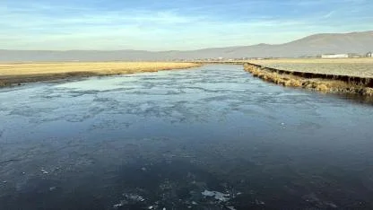 Kura Nehri'nin yüzeyi kısmen buz tutmaya başladı