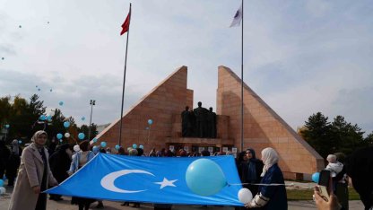 Mavi beyaz balonlarla Doğu Türkistan’ın sesi oldular