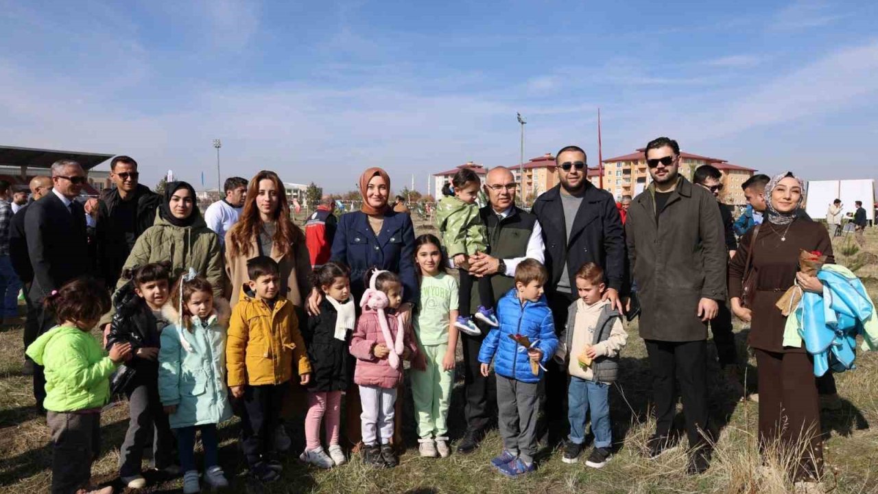 Milli Ağaçlandırma Günü’nde minikler fidanları toprakla buluşturdu