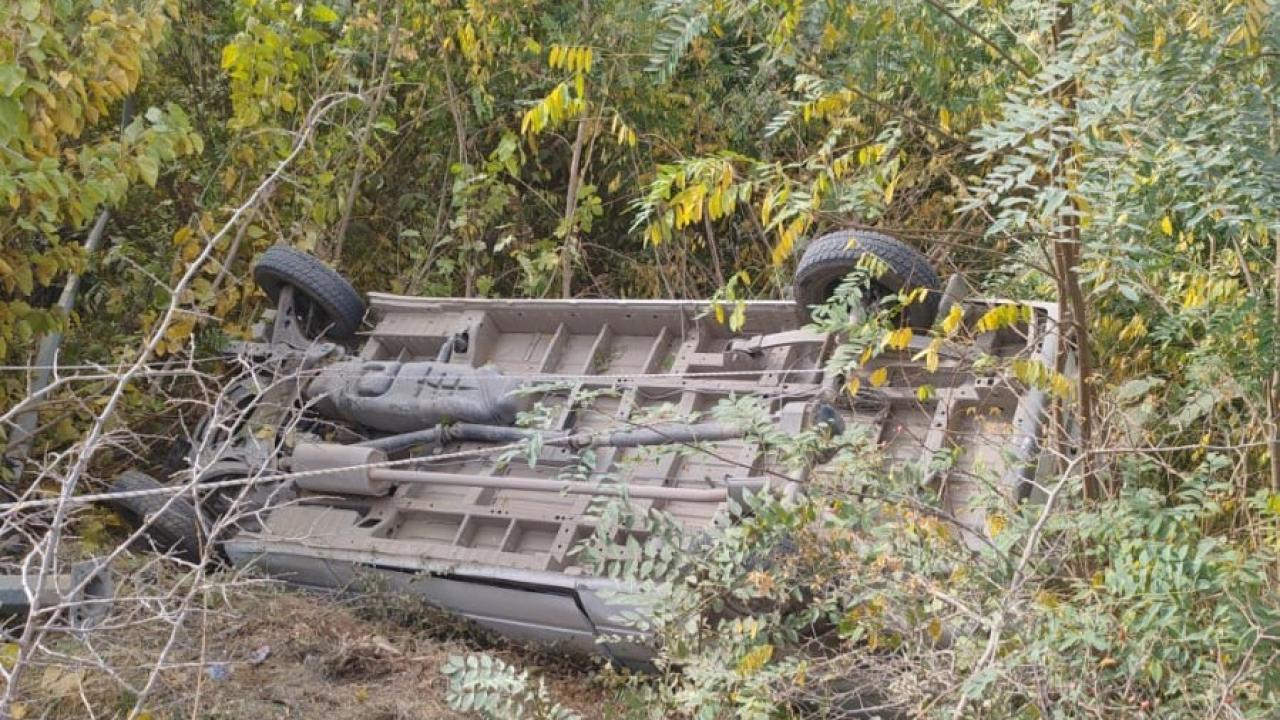 Minibüs şarampole devrildi 3 kişi yaralandı