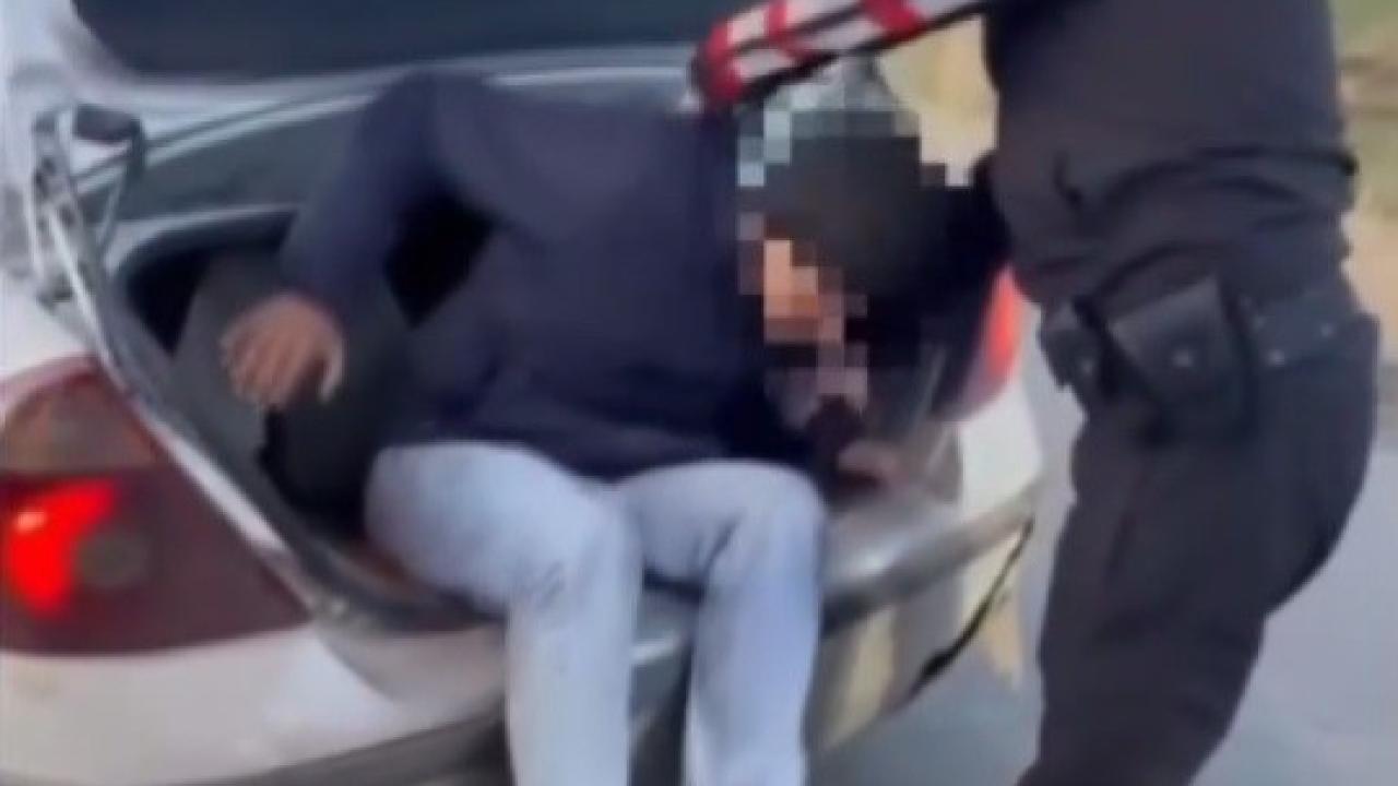 Otomobilin bagajında kaçak göçmen yakalandı