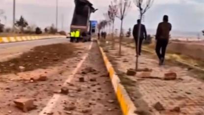 Damperi açık vaziyette seyreden tır, kemere çarptı