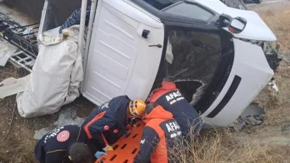 Pikap şarampole uçtu: 2 yaralı