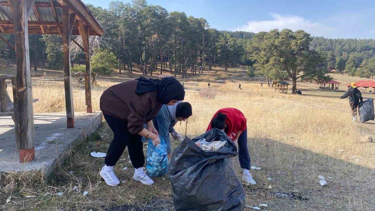 Sarıkamış’ta öğrenciler poşet poşet çöp topladı