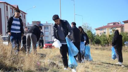 Sarıkamış'ta üniversite öğrencilerinden çöp toplama etkinliği