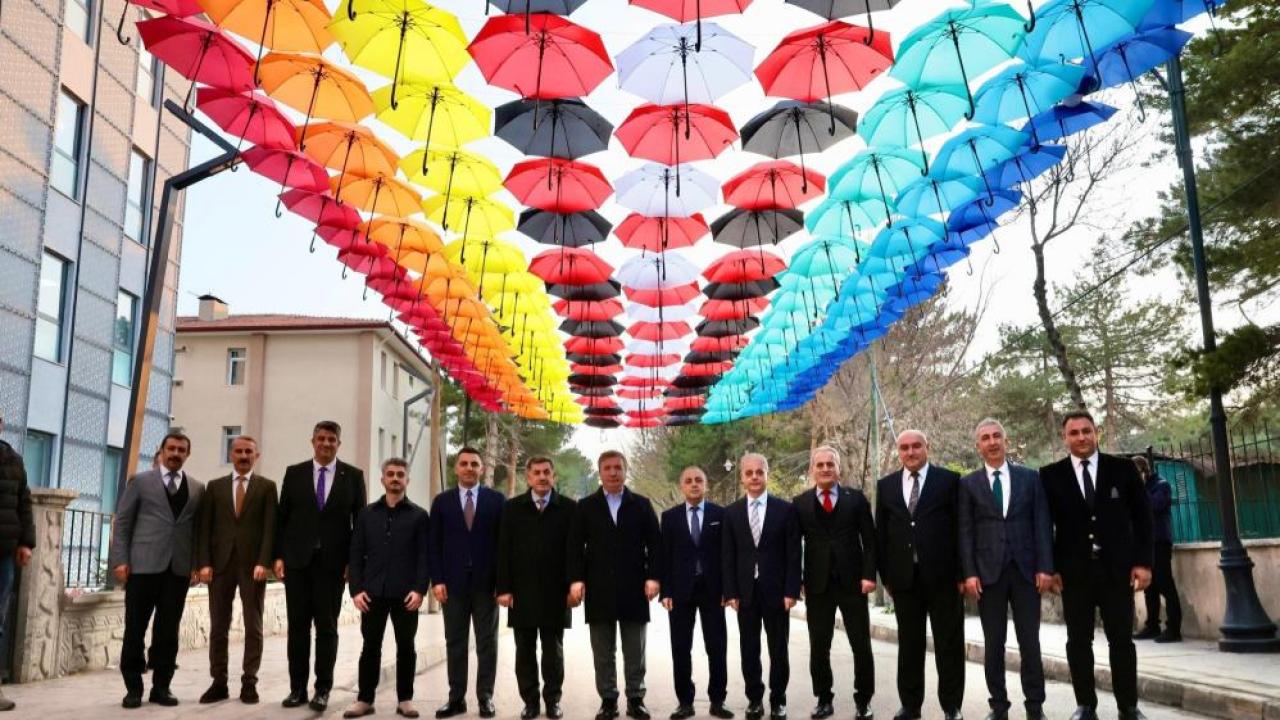 &quot;Şemsiyeli sokak&quot; büyük ilgi görüyor