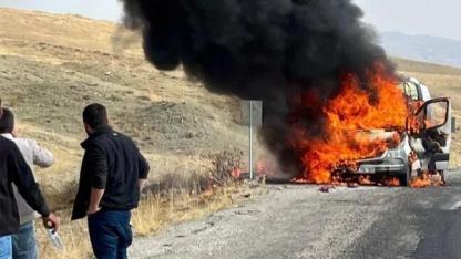 Seyir halindeki minibüs alev topuna döndü