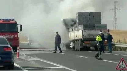 Seyir halindeki tır alev aldı