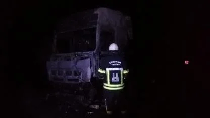 Seyir halindeki tır alev alev yandı