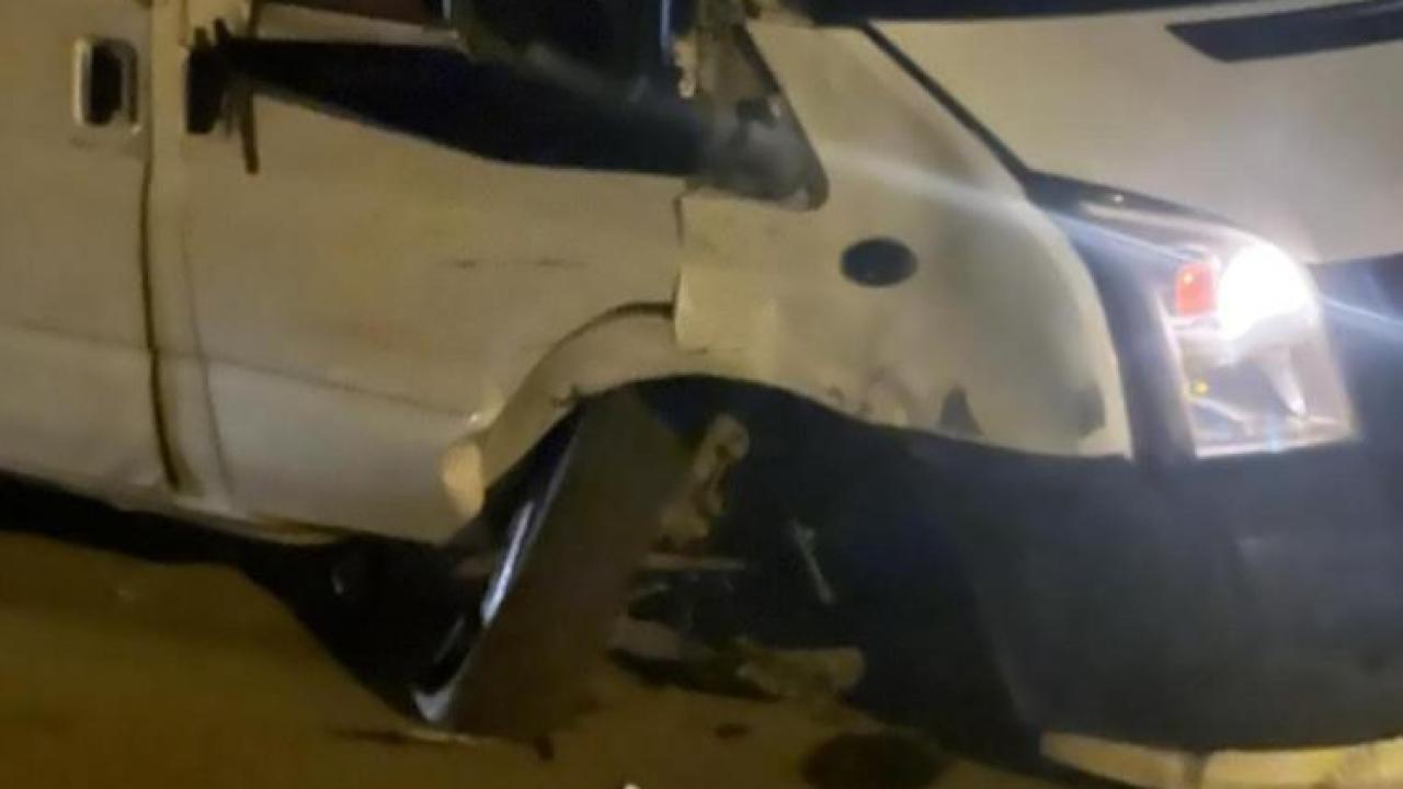 Seyir halindeki tır ile minibüs çarpıştı