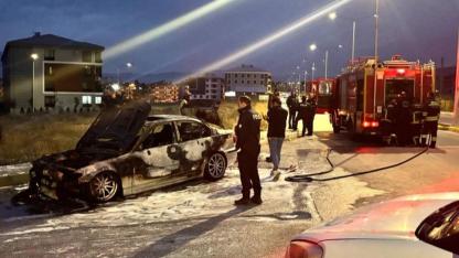 Seyir halindeyken alev alan otomobil, küle döndü