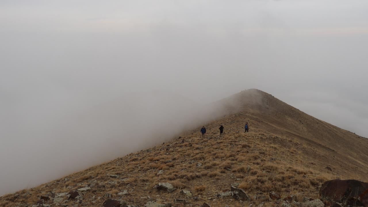 Sis içinde Aras Dağlarına zirve yürüyüşü